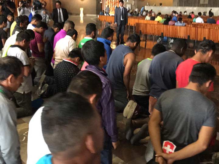 Embajador hondureño encabeza caminata migrante a la Basílica. Noticias en tiempo real