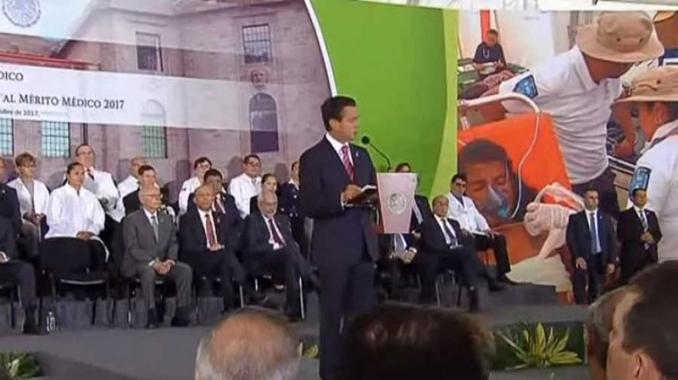Peña Nieto aplaude respuesta de médicos tras sismos. Noticias en tiempo real