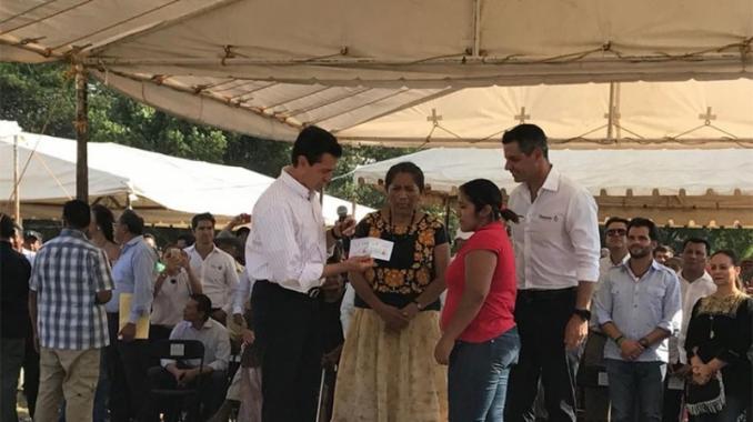 Peña Nieto entrega recursos para reconstrucción a damnificados de Juchitán. Noticias en tiempo real