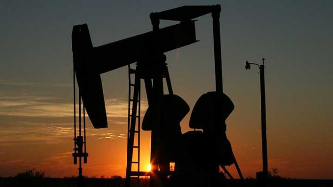 Petróleo cae al peor nivel en 38 años; producción baja 9.6%. Noticias en tiempo real