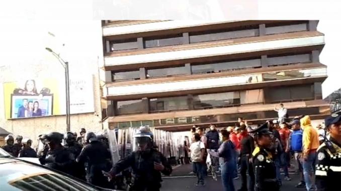 Maestros bloquean Chapultepec, enfrentan a policía y desquician la zona . Noticias en tiempo real