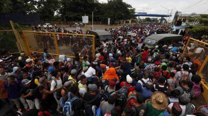 Caravana migrante rompe cerco y cruza frontera con México. Noticias en tiempo real