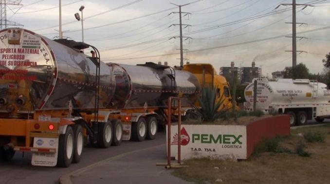 Pipas abarrotan refinería en Hidalgo en busca de gasolina. Noticias en tiempo real
