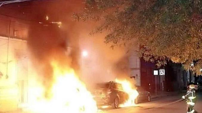 Incendian 3 vehículos con bomba molotov en el centro de Monterrey. Noticias en tiempo real