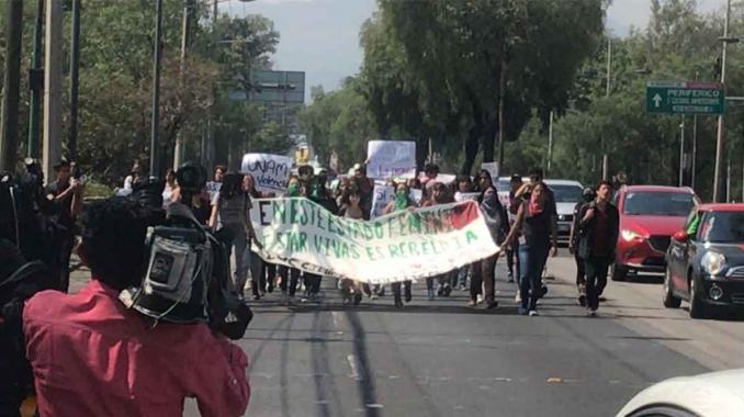 Marchan estudiantes de la UNAM hacia Rectoría. Noticias en tiempo real
