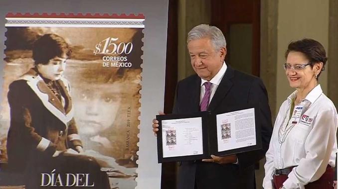 Cancela López Obrador timbre postal por el Día del Maestro. Noticias en tiempo real